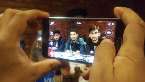 가로 모드로 스마트폰으로 사진을 찍는 모습