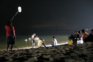 말레이시아 체라팅 해변에서의 야간 영화 로케이션 촬영 현장