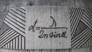 독일 예나에 있는 에른스트 아베 기념비에 새겨진 분해능 한계 공식