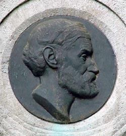 에른스트 아베 묘비의 부조