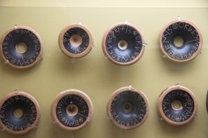 가장 유명하게는 클레이스테네스의 오스트라키즘이 기원전 472/471년에 테미스토클레스에게 사용되었다. 이것들이 바로 사용되었던 특정 오스트라카들이다.