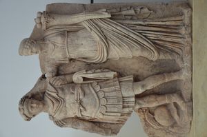 네로와 그의 어머니 소 아그리피나를 묘사한 세바스테이온의 부조