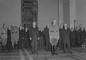 만네르헤임은 1944년 8월 초 의회가 통과시킨 긴급 법안에 따라 대통령으로 선출되었다