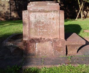 애슬리 홀 근처의 스탠리 볼드윈 기념비