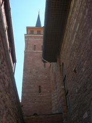 갈라타에 1325년 도미니크 수도회 수사들이 건립한 아랍 모스크(원래는 산 도메니코 교회의 종탑이었음)의 미나레트