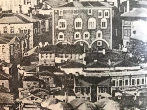 제노바 궁전(1314)은 1880년대에 뱅칼라르 카데시의 정면(남쪽) 외관이 다른 스타일로 재건축되면서 베레케트 한 사무실 건물로 알려지게 되었다.