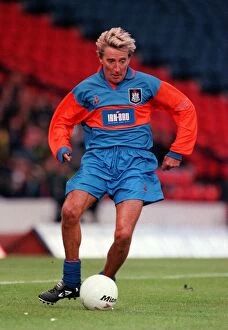 1999년 햄프든 파크 재개장식에서 퀸즈 파크 유니폼을 입고 연주하는 로드 스튜어트