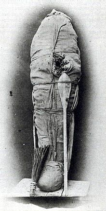 감싸기 전의 투트모세 3세의 미라. 무덤 도굴꾼들에 의해 손상된 모습이 보인다.