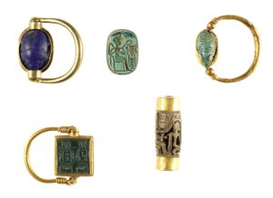 메트로폴리탄 미술관에 있는 투트모세 3세의 구슬과 스카라베 반지.