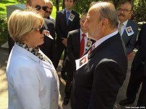 탄수 칠레르(69세)와 옥타이 부랄(59세)이 슐레이만 데미렐의 장례식에 참석한 모습 (2015년 6월 18일)