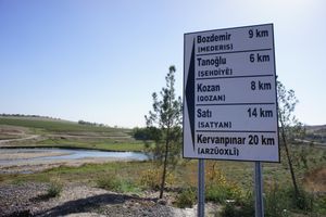 디야르바크르 근처의 도로 표지판 (터키어와 쿠르드어 표기)