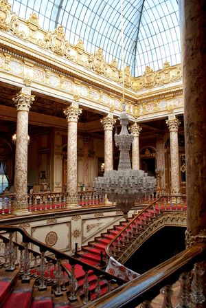 바카라 크리스털 난간과 샹들리에가 있는 크리스털 계단