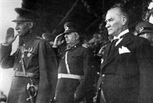 아타튀르크(오른쪽)와 레자 샤 파흘라비(왼쪽)의 샤가 터키를 방문했을 당시