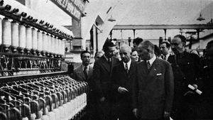 아타튀르크와 이스메트 이뇌뉘가 나질리 면방 공장을 방문한 모습 (1937)