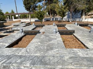 마라타 마을 묘지에서 찍은 사진. 이곳에는 학살 희생자들이 개별적으로 매장되어 있다. 사진은 한 가족의 묘소로, 한 가족에서 살해된 네 명의 어린이들을 보여준다.