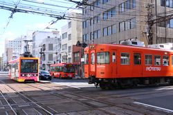 오테마치역에서 교차하는 교외선 전차와 시내선 전차