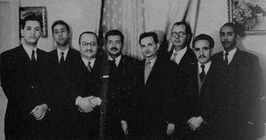 동부 기지에서 알제리 독립 전투원들에게 무기를 이전하는 계획 회의. 벤 벨라는 왼쪽에서 두 번째 사람이다.