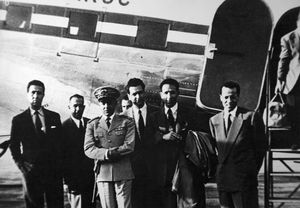 프랑스군에 체포된 후의 벤 벨라 (맨 왼쪽)