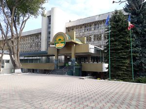 몰도바국립대학교 본관 입구