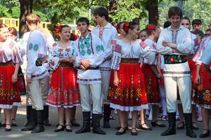 전통의상을 입은 몰도바 어린이들 (키시너우)