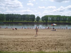 드니스터 강 연안의 해변에서 휴가를 즐기는 모습. 바둘 루이 보다(Vadul lui Vodă) 부근에서 촬영