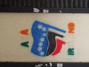 아일랜드 롱퍼드의 안티파 낙서; 여기에는 전통적인 아일랜드 좌파 상징인 별 쟁기가 포함되어 있습니다.