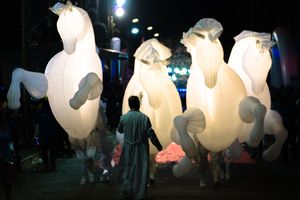쿠루(Kourou)에서 열린 리토랄 대퍼레이드의 공중과 빛의 말들
