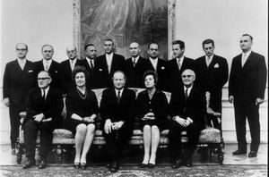 브루노 크라이스키 총리가 가운데 앉아 있고, 그 뒤에 루돌프 키르히슐레거 대통령이 서 있는 (오른쪽 가운데) 내각 크라이스키 1기