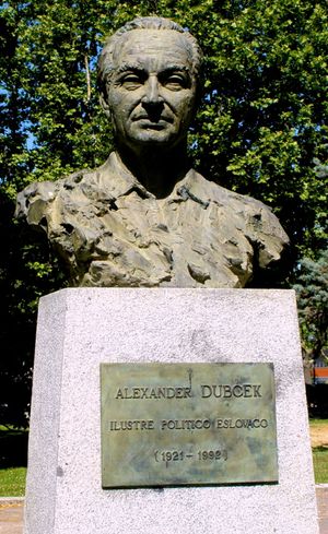 마드리드 시립대학교의 둡체크 기념비