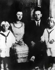 1925년 비슈케크에 살았던 두프체크 가족. 왼쪽 끝 소년이 알렉산데르