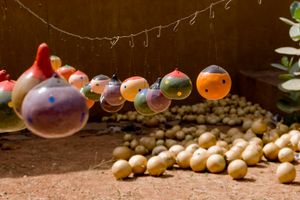 와가두구의 수공예 장인이 만든 장식용 채색 표주박 공예품.