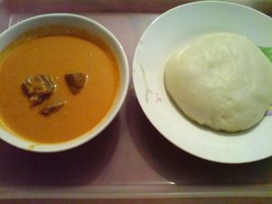 푸푸 (오른쪽) 한 접시에 땅콩 수프를 곁들이다