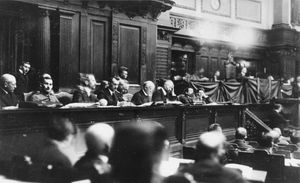 베를린 프로이센 하원에서의 제1차 노동자·병사 평의회 제국 회의. 각료석에는 오른쪽부터 에밀 바르트, 프리드리히 에베르트, 오토 란츠베르크, 필리프 샤이데만이 앉아 있다.