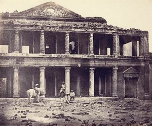 1858년 펠리체 베아토가 촬영한  사진. 전쟁의 파괴적인 모습을 담기 위해 반군의 시체들을 의도적으로 재배치했다.