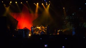 래이지 어게인스트 더 머신이 사파티스타 깃발을 배경으로 공연하는 모습