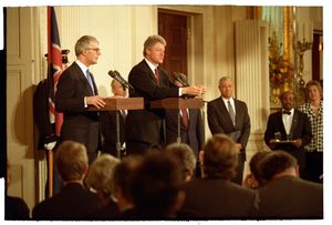 1993년 백악관에서 존 메이저 총리와 빌 클린턴 대통령이 기자 회견에 참석하다