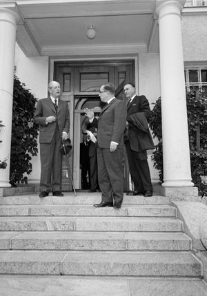 1961년 8월 1일 핀란드 발케아코스키에서 찍은 맥밀런(왼쪽) 사진. 가운데는 핀란드의 아티 카르얄라이넨 장관, 오른쪽에는 앤서니 램버트 경이 서 있다.