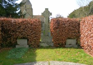 웨스트서식스주 호스티드 케인스의 세인트가일스 교회에 있는 맥밀런 가족의 묘지. 오른쪽이 해럴드 맥밀런의 무덤