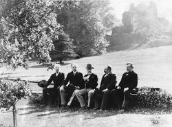 글래드스톤(중앙)과 식민지 총리들(1897년, 하워든 성)