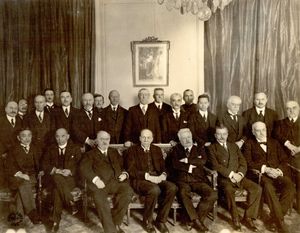 1919년 프랑스 파리에서 열린 예비 평화 회의 전체 회의에서 설립한 국제 연맹 위원회 위원들의 사진 (세실은 왼쪽에서 네 번째 앉아 있음)