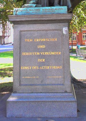 독일 슈텐달, 빙켈만 광장의 빙켈만 동상 받침대