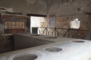 아본단차 가(Via dell'Abbondanza) 남쪽에 바로 위치한 베투티우스 플라키두스의 테르모폴리움