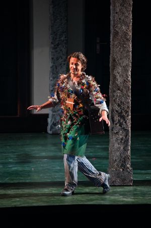 파파게노 역의 바리톤 마르쿠스 베르바. 그는 피리를 불고 마법의 방울을 들고 있는데, 두 악기 모두 줄거리에 필수적이다.