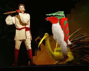 타미노가 피리로 동물들을 매료시키고 있다.