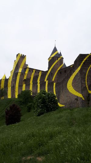 프랑스-스위스 예술가 펠리체 바리니의 작품 "동심원, 이심원(Concentric, eccentric)" 프로젝트. 2018년 5월 카르카손에서 유네스코 세계유산 등재 20주년을 기념하여 개최된 제7회 "현장, 유산 그리고 현대미술(IN SITU, Heritage and contemporary art)" 행사에서 전시됨