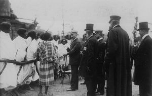 1909년 함부르크 하겐베크 동물원에서 에티오피아인들과 이야기하는 빌헬름