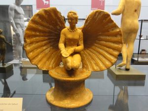 기원전 3세기경의 테라코타 아프로디테 우라니아상. 아프로디테 우라니아는 지상적이고 육욕적인 아프로디테 판데모스와는 달리 고귀하고 정신적인 사랑을 상징한다.