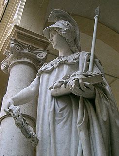 토리노 대학교 학장궁 앞에 있는 미네르바상.