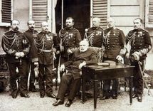 1886년 6월 엘리제궁(Élysée Palace)에서 대통령 군 참모부와 함께한 줄 그레비(앉아 있는 사람)