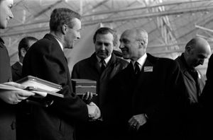 1967년 12월 11일, 콩코드 공식 발표에서 모리스 파퐁과 악수하는 토니 벤